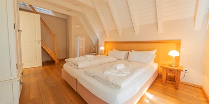 Rollstuhlgerechte Unterkunft - Unterkunftsart: Ferienhaus - Schlafzimmer im Obergeschoss - Reetdachhaus mit Schwimmteich in Krienke