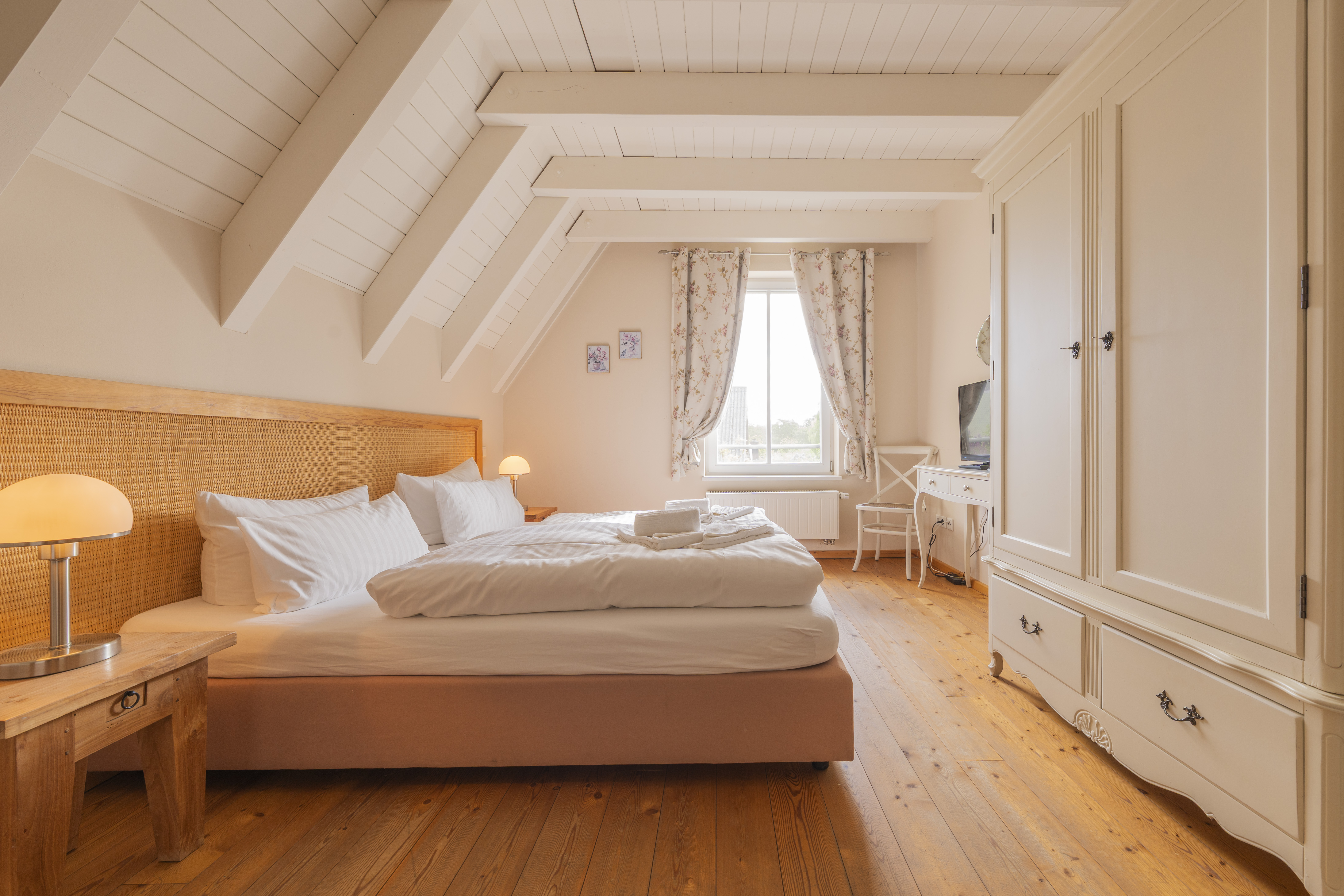 Rollstuhl-Urlaub: Schlafzimmer im Obergeschoss - Reetdachhaus mit Schwimmteich in Krienke