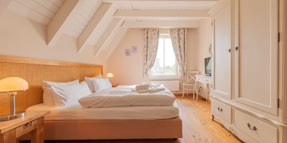 Rollstuhlgerechte Unterkunft - Unterkunftsart: Ferienhaus - Schlafzimmer im Obergeschoss - Reetdachhaus mit Schwimmteich in Krienke