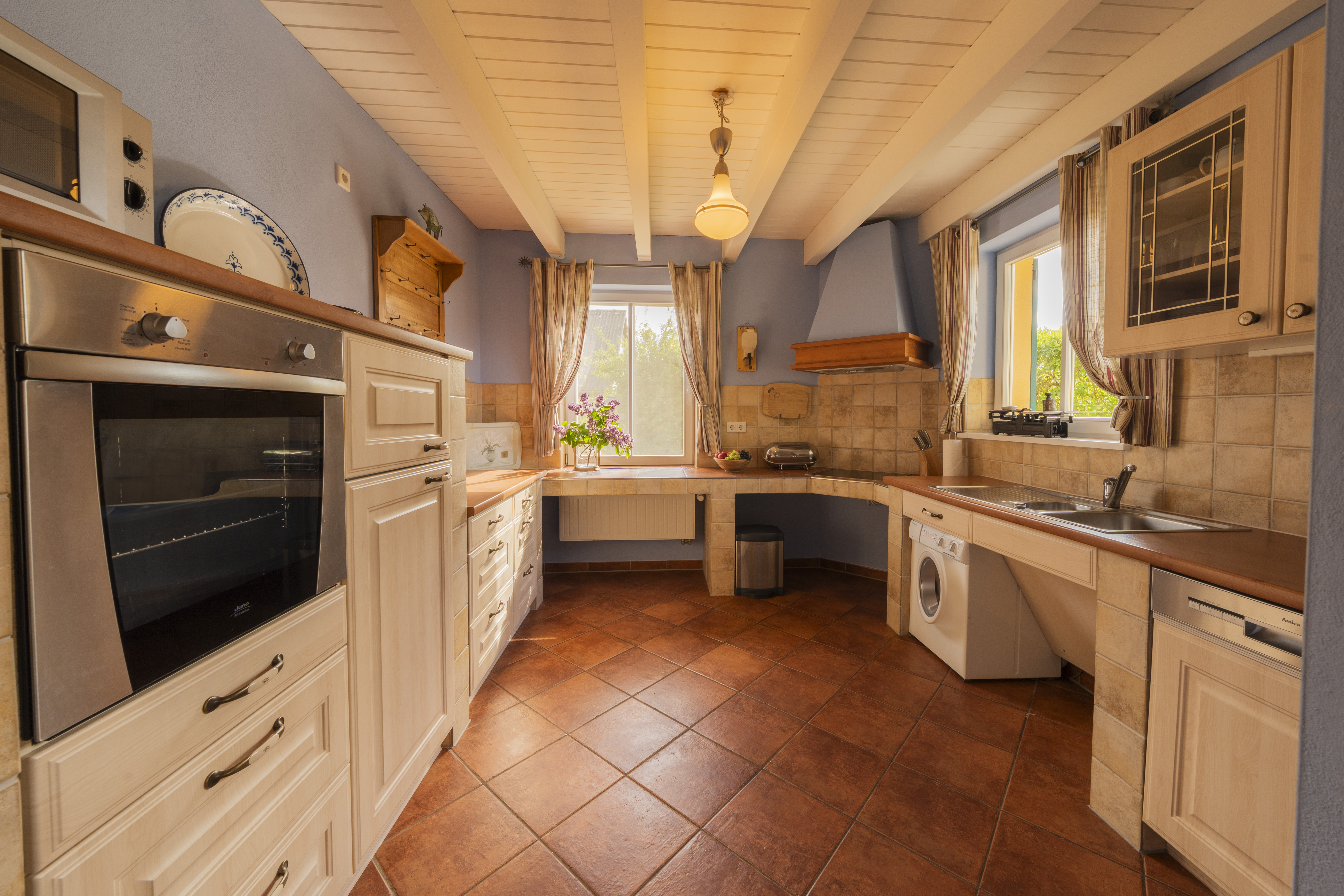 Rollstuhl-Urlaub: Küche  - Reetdachhaus mit Schwimmteich in Krienke