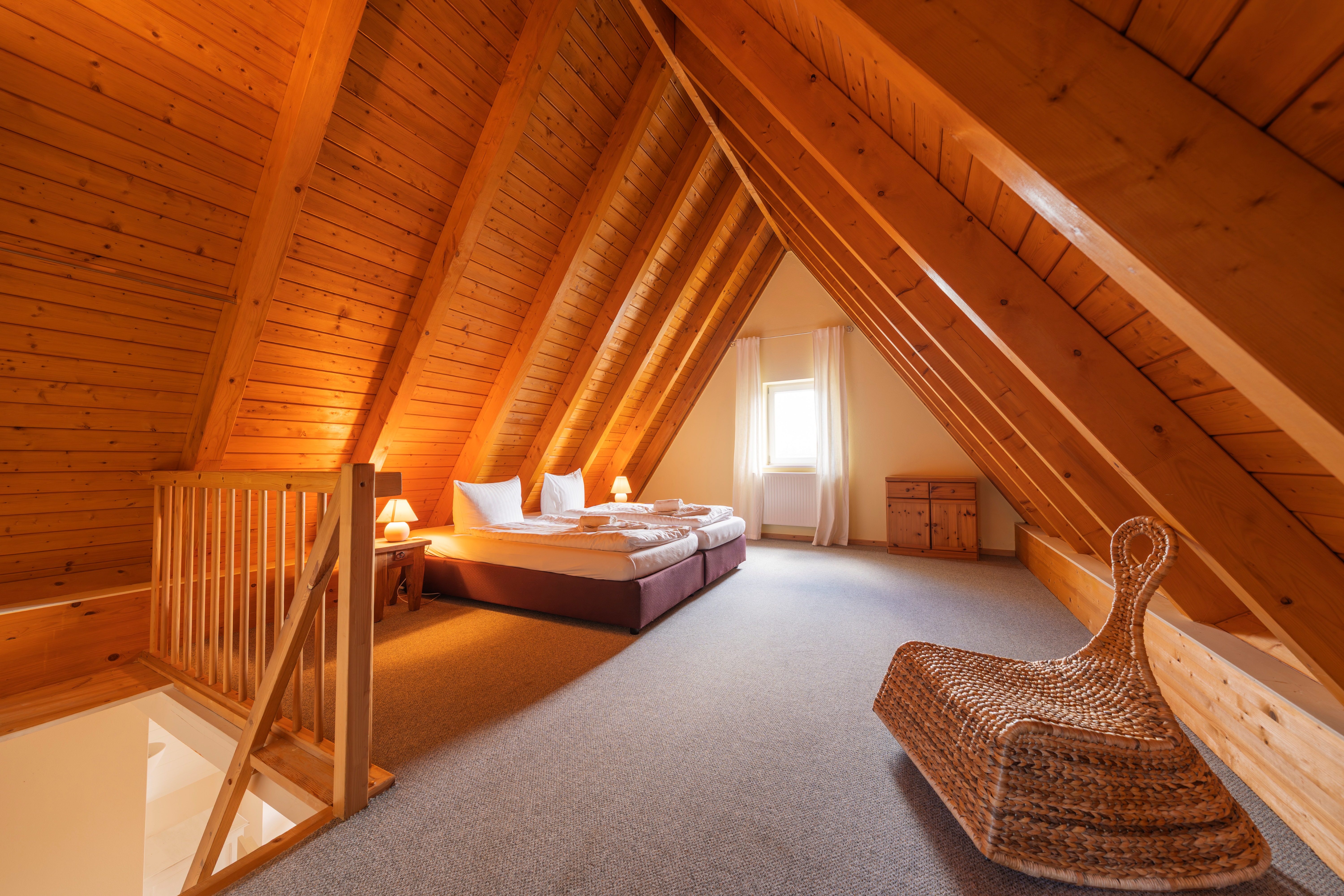 Rollstuhl-Urlaub: Spitzboden mit Doppelbett (Zugang über ein Doppelschlafzimmer) - Reetdachhaus mit Schwimmteich in Krienke