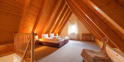 Rollstuhlgerechte Unterkunft - Unterkunftsart: Ferienhaus - Spitzboden mit Doppelbett (Zugang über ein Doppelschlafzimmer) - Reetdachhaus mit Schwimmteich in Krienke