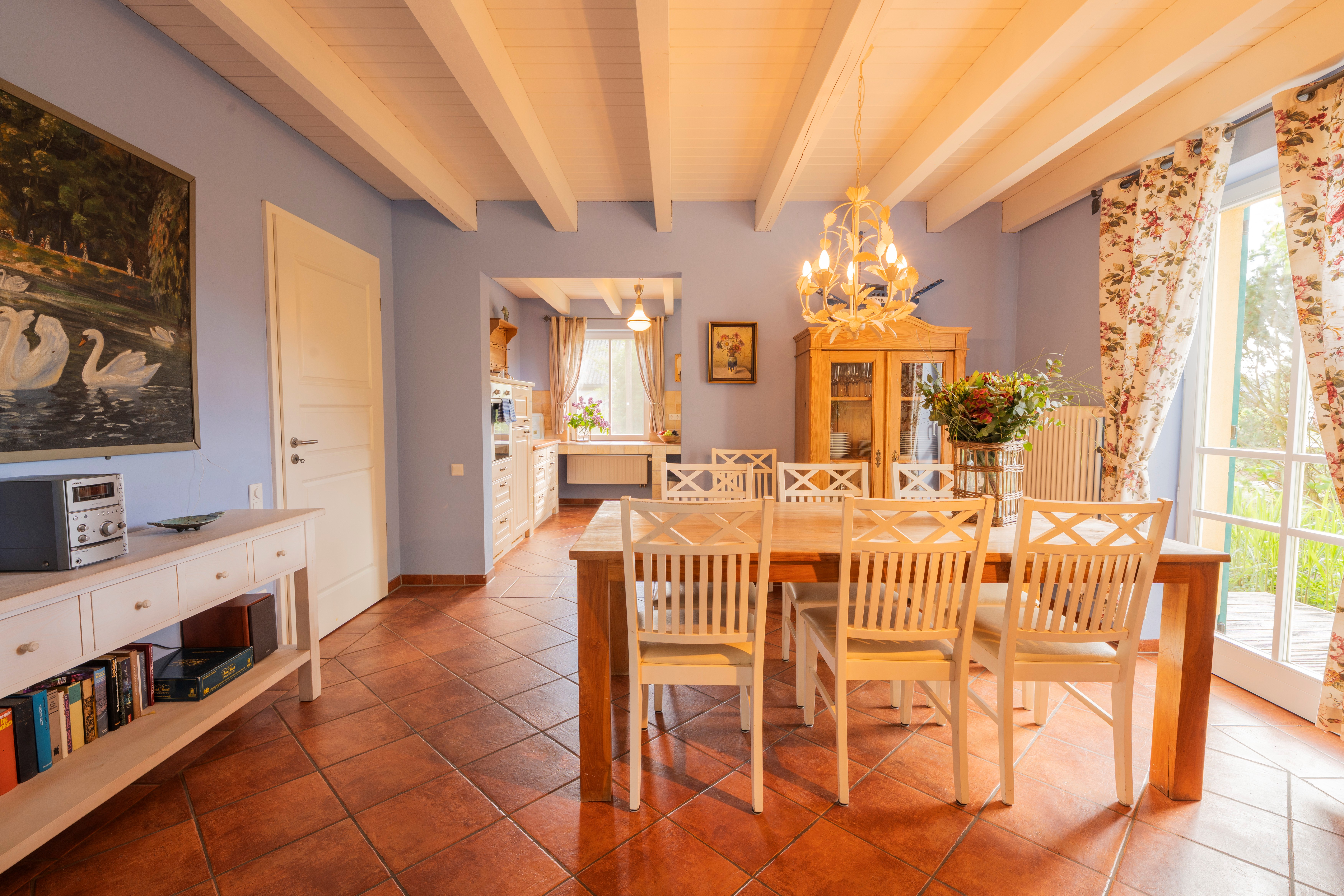 Rollstuhl-Urlaub: Essbereich  - Reetdachhaus mit Schwimmteich in Krienke