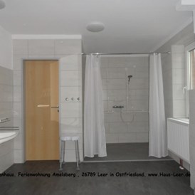 Rollstuhl-Urlaub: Behindertengerechtes Badezimmer mit großer Dusche und Duschhocker - Ferienhaus Amelsberg