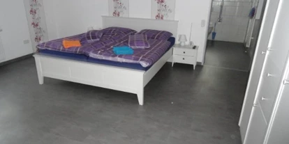 Rollstuhlgerechte Unterkunft - Unterkunftsart: Ferienhaus - Großes Bett mit Sender für internen Hausnotruf - Ferienhaus Amelsberg