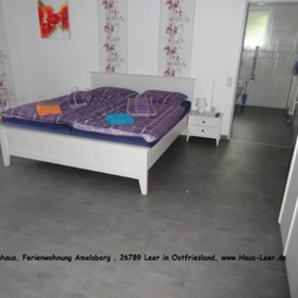 Rollstuhl-Urlaub: Großes Bett mit Sender für internen Hausnotruf - Ferienhaus Amelsberg