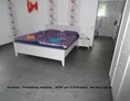 Rollstuhl-Urlaub: Großes Bett mit Sender für internen Hausnotruf - Ferienhaus Amelsberg
