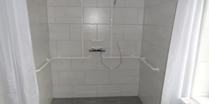 Rollstuhlgerechte Unterkunft - Unterkunftsart: Ferienhaus - Dusche mit Haltegriffen - Ferienhaus Amelsberg