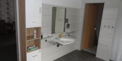 Rollstuhlgerechte Unterkunft - Unterkunftsart: Ferienhaus - Extra tiefer Spiegel und Wasserhahn mit langem Bedienhebel - Ferienhaus Amelsberg