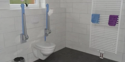 Rollstuhlgerechte Unterkunft - Unterkunftsart: Ferienhaus - Toilette mit beidseitig klappbaren Haltegriffen - Ferienhaus Amelsberg