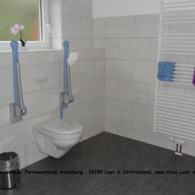 Rollstuhl-Urlaub: Toilette mit beidseitig klappbaren Haltegriffen - Ferienhaus Amelsberg
