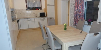 Rollstuhlgerechte Unterkunft - Unterkunftsart: Ferienhaus - Wohnküche - Ferienhaus Amelsberg
