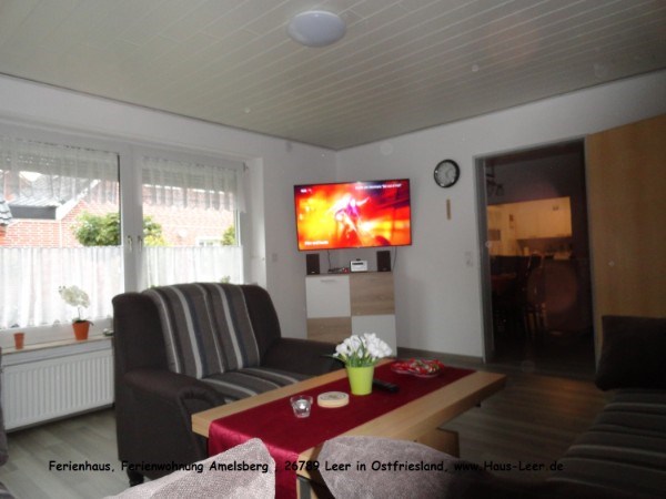 Rollstuhl-Urlaub: Wohnzimmer mit 55 Zoll Fernseher - Ferienhaus Amelsberg
