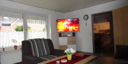 Rollstuhlgerechte Unterkunft - Unterkunftsart: Ferienhaus - Wohnzimmer mit 55 Zoll Fernseher - Ferienhaus Amelsberg
