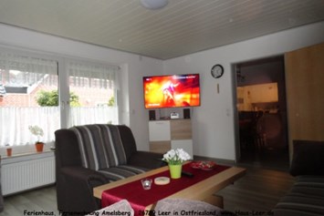 Rollstuhl-Urlaub: Wohnzimmer mit 55 Zoll Fernseher - Ferienhaus Amelsberg