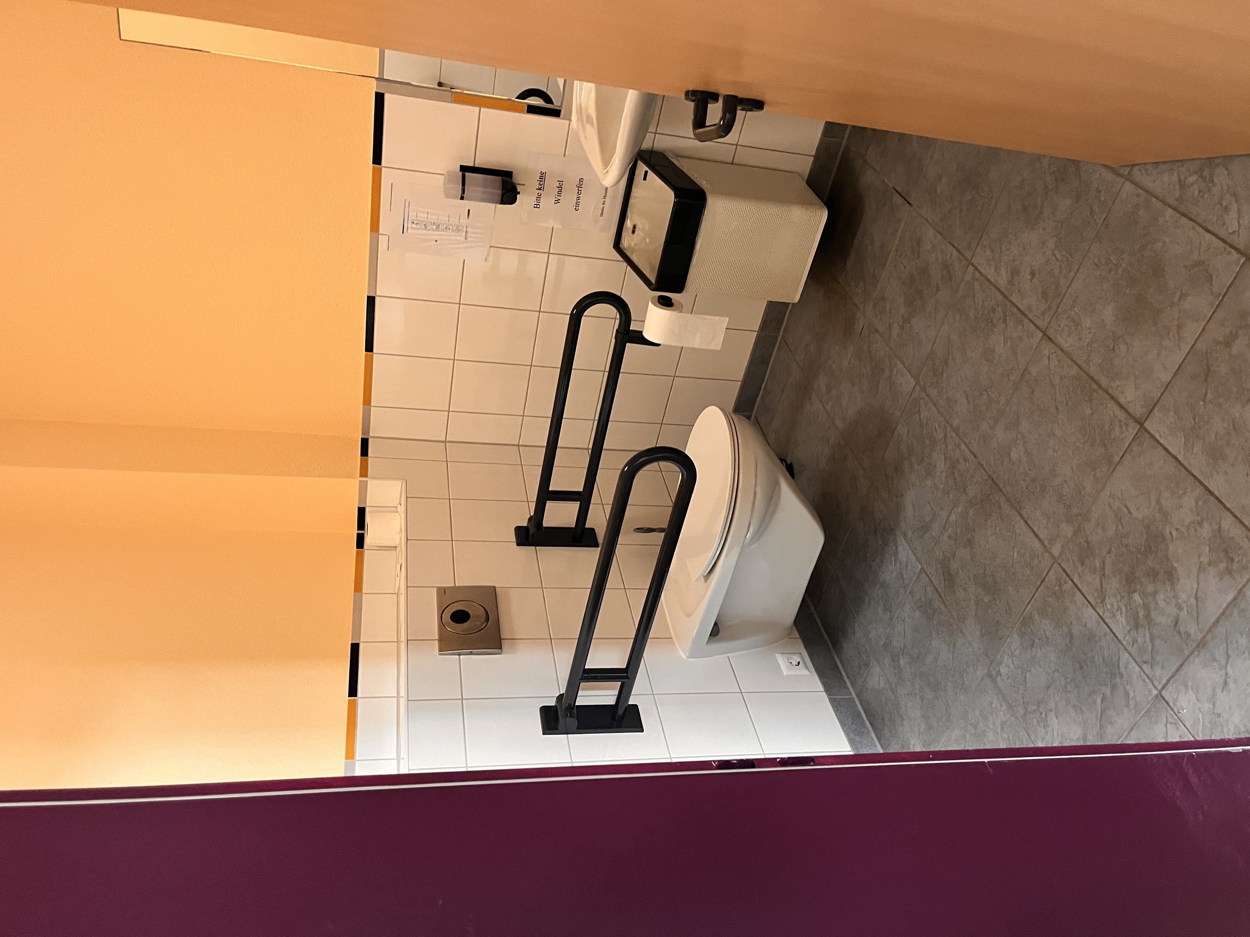 Rollstuhl-Urlaub: es stehen barrierefreie WC´s im Gästehaus zur Verfügung   - Nordsee Jugendheim Delphin