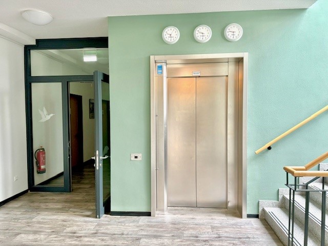 Rollstuhl-Urlaub: mit unserem Fahrstuhl erreichen sie das 1. Obergeschoss - Nordsee Jugendheim Delphin