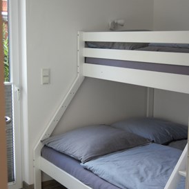 Rollstuhl-Urlaub: Schlafzimmer mit Etagenbett für bis zu 3 Personen - Ferienwohnung am See