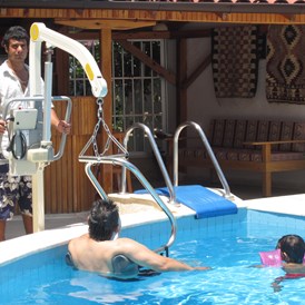 Rollstuhl-Urlaub: Pool mit Lift für Rollstuhlfahrer - HOTEL ROLLI