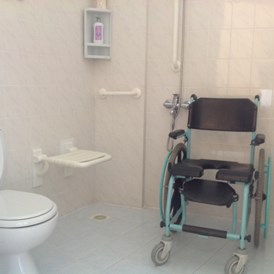 Rollstuhl-Urlaub: Barrierefreies Badezimmer mit befahrbarer Dusche - HOTEL ROLLI