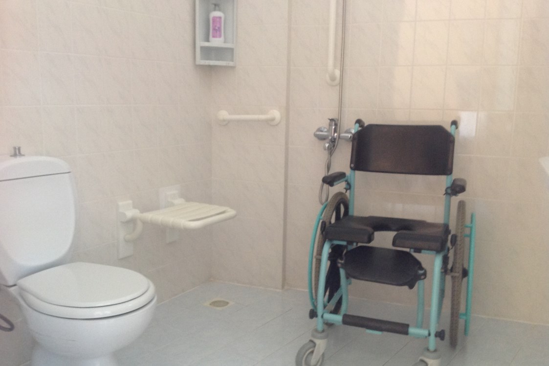 Rollstuhl-Urlaub: Barrierefreies Badezimmer mit befahrbarer Dusche - HOTEL ROLLI