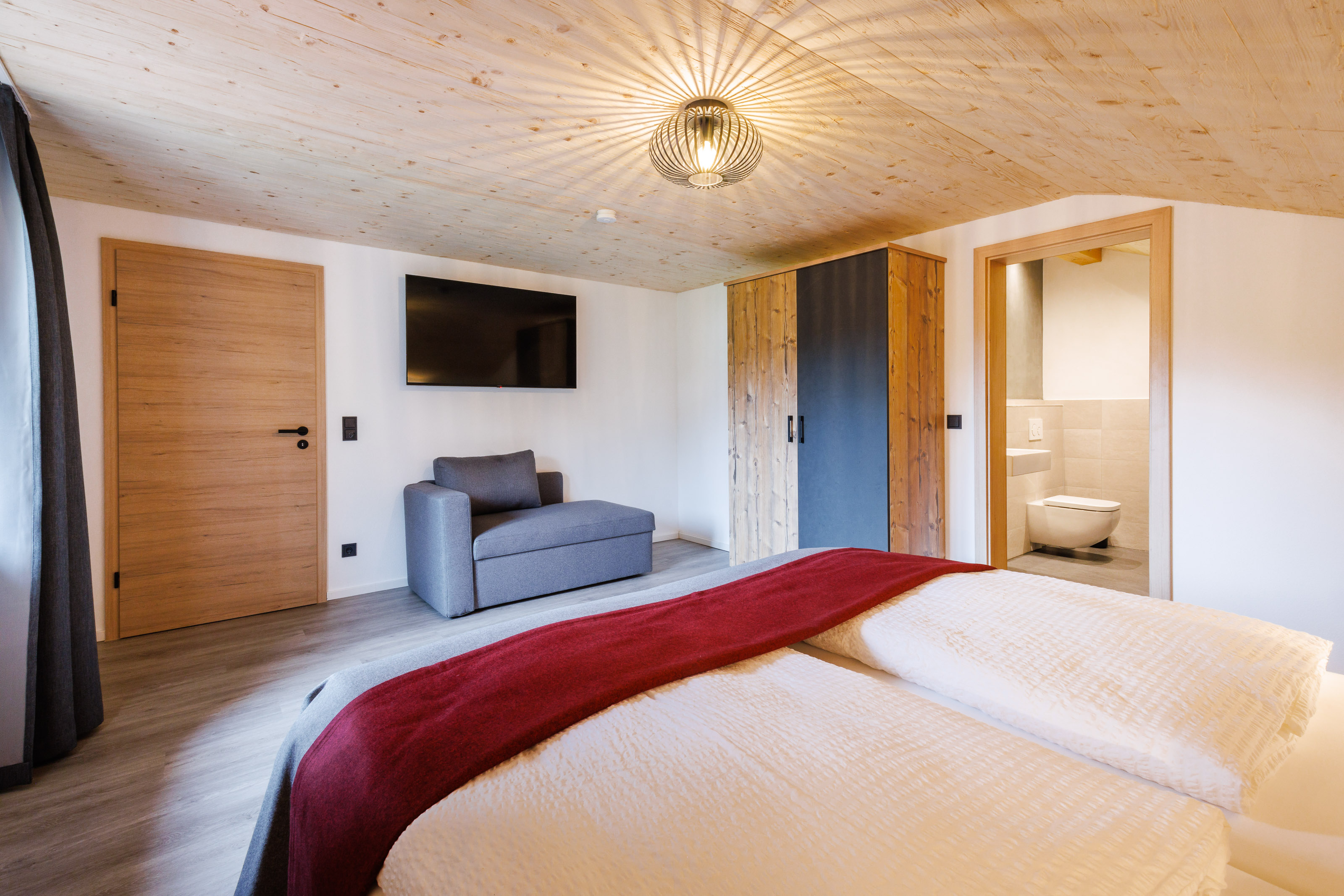 Rollstuhlgerechte Unterkunft - Barrierefreiheit-Merkmale: Für Gäste mit kognitiven Beeinträchtigungen - Deutschland - Schlafzimmer 5 Obergeschoss mit extra Bad - Ferienhaus Froschsee