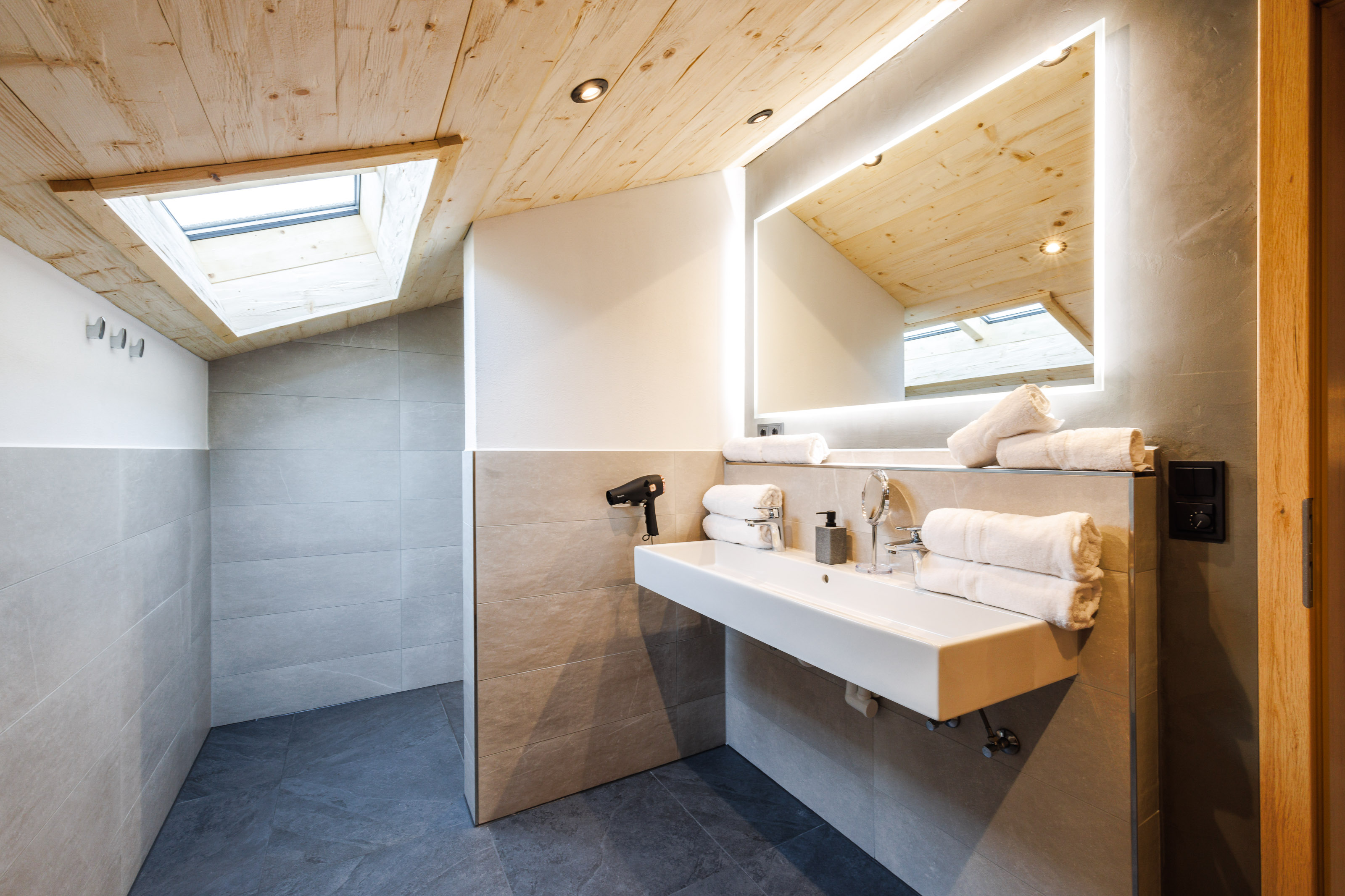 Rollstuhlgerechte Unterkunft - Barrierefreiheit-Merkmale: Für Gäste mit kognitiven Beeinträchtigungen - Deutschland - Bad 2 Obergeschoss - Ferienhaus Froschsee