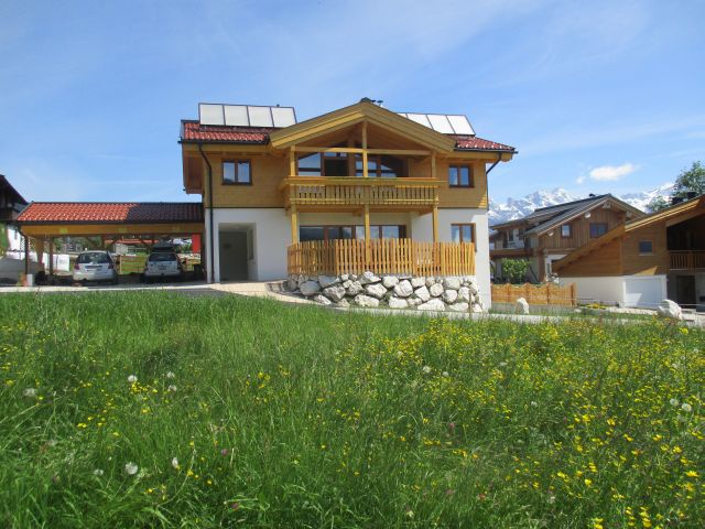 Rollstuhlgerechte Unterkunft - Österreich - Süden  mit Ausblick über das ganze Tal umgeben von grünen Wiesen - ChaletMandl bei Zell am See