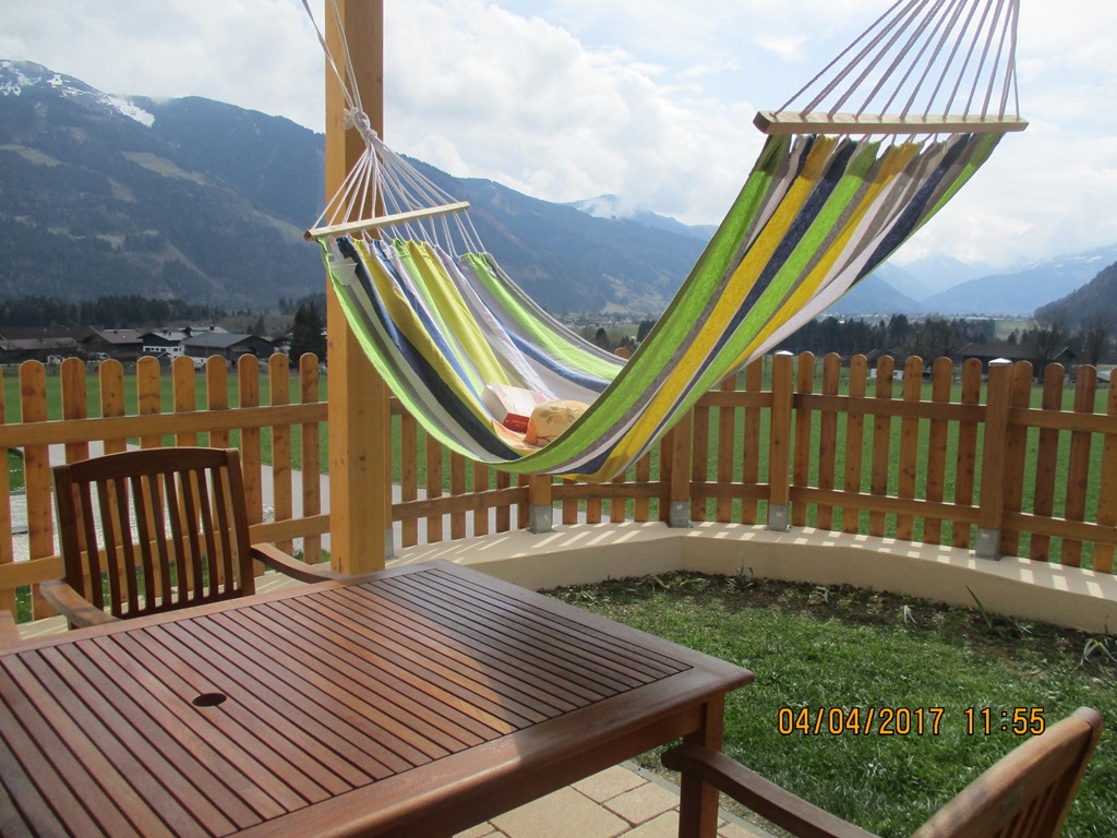 Rollstuhl-Urlaub: Weil der Geld in Menge hatte, lag er stets in der Hängematte. - ChaletMandl bei Zell am See