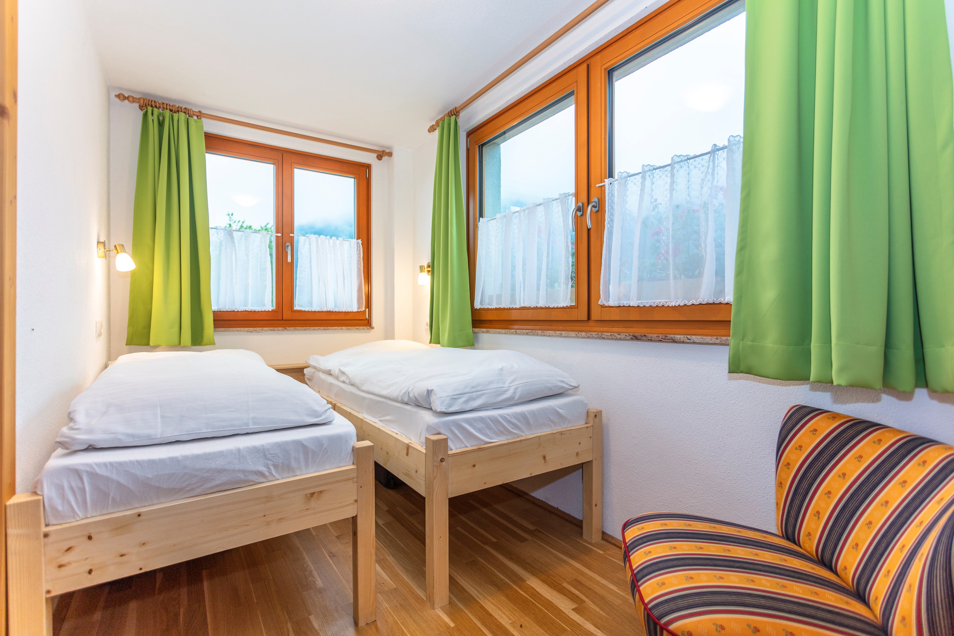 Rollstuhl-Urlaub: kleineres Fichtenschlafzimmer - ChaletMandl bei Zell am See