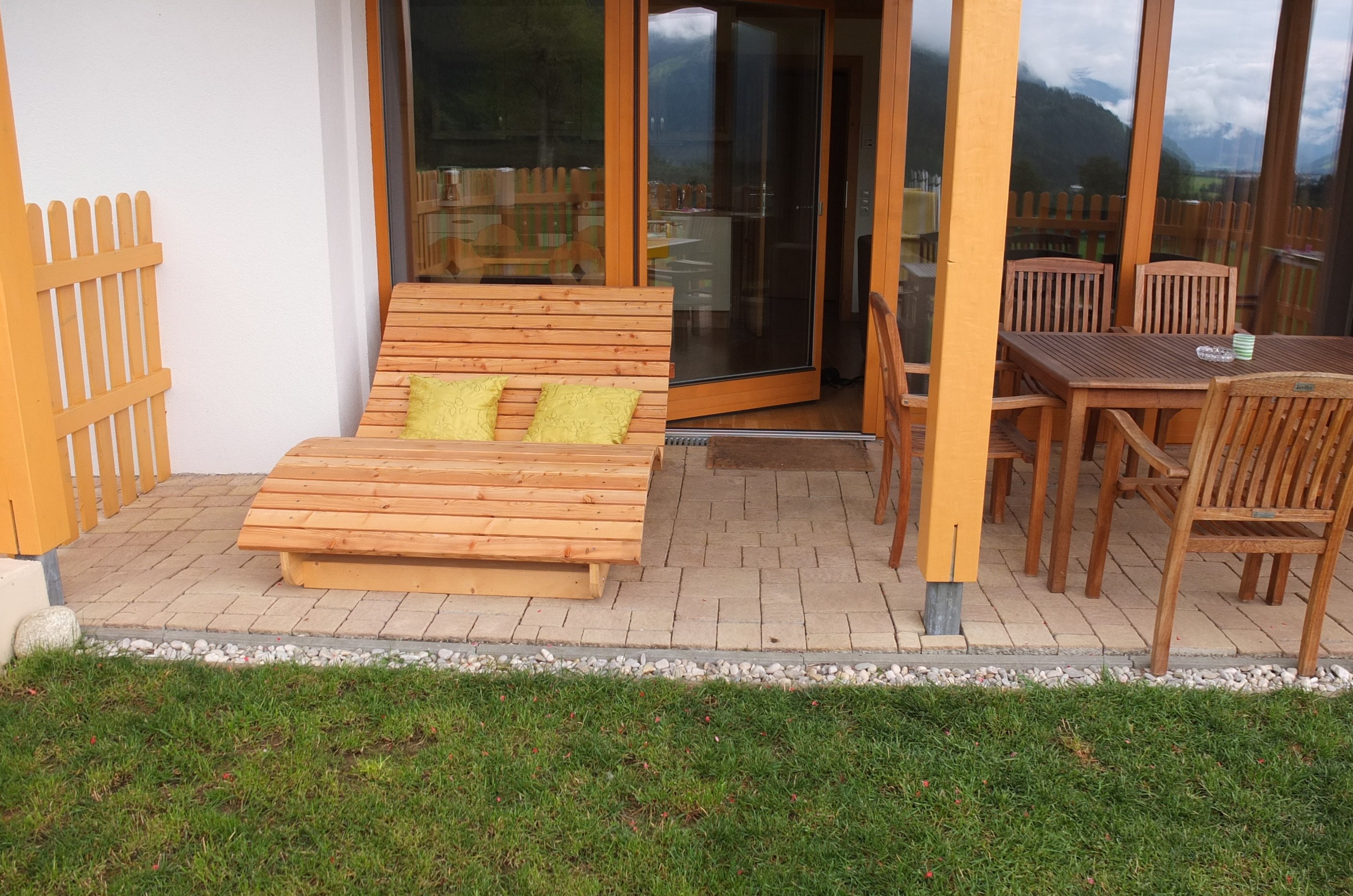 Rollstuhl-Urlaub: Holzliege auf Terrasse - ChaletMandl bei Zell am See