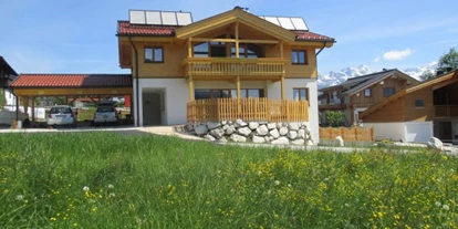 Rollstuhlgerechte Unterkunft - Unterkunftsart: Ferienhaus - Süden  mit Ausblick über das ganze Tal umgeben von grünen Wiesen - Villa Mandl bei Zell am See Pool Sauna Hunde erl. Rollstuhlgängig