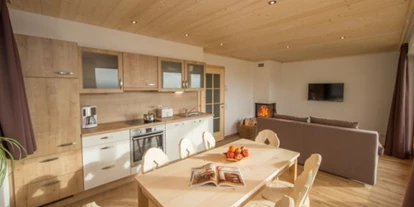 Rollstuhlgerechte Unterkunft - Unterkunftsart: Ferienhaus - EG Küche - Villa Mandl bei Zell am See Pool Sauna Hunde erl. Rollstuhlgängig