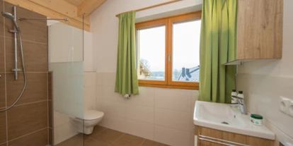 Rollstuhlgerechte Unterkunft - Unterkunftsart: Ferienhaus - Bad OG - Villa Mandl bei Zell am See Pool Sauna Hunde erl. Rollstuhlgängig