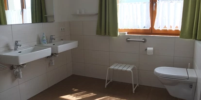 Rollstuhlgerechte Unterkunft - Unterkunftsart: Ferienhaus - Doppelwaschbecken unterfahrbar, Toilette fixer Haltegriff   EG - Villa Mandl bei Zell am See Pool Sauna Hunde erl. Rollstuhlgängig