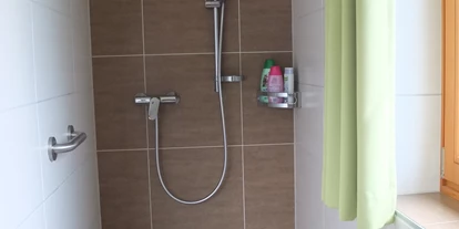 Rollstuhlgerechte Unterkunft - Unterkunftsart: Ferienhaus - Dusche mit fixem Haltgriff  EG - Villa Mandl bei Zell am See Pool Sauna Hunde erl. Rollstuhlgängig