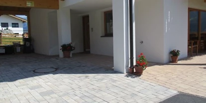 Rollstuhlgerechte Unterkunft - Unterkunftsart: Ferienhaus - Parkplatz, Eingang und Terrasse Rollstuhlgängig - Villa Mandl bei Zell am See Pool Sauna Hunde erl. Rollstuhlgängig