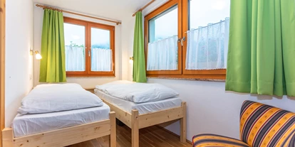Rollstuhlgerechte Unterkunft - Unterkunftsart: Ferienhaus - kleineres Fichtenschlafzimmer - Villa Mandl bei Zell am See Pool Sauna Hunde erl. Rollstuhlgängig