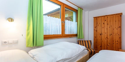 Rollstuhlgerechte Unterkunft - Unterkunftsart: Ferienhaus - kleineres Fichtenschlafzimmer - Villa Mandl bei Zell am See Pool Sauna Hunde erl. Rollstuhlgängig