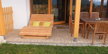 Rollstuhlgerechte Unterkunft - Unterkunftsart: Ferienhaus - Holzliege auf Terrasse - Villa Mandl bei Zell am See Pool Sauna Hunde erl. Rollstuhlgängig