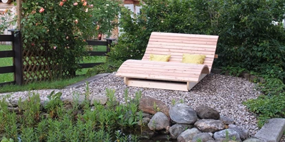 Rollstuhlgerechte Unterkunft - Unterkunftsart: Ferienhaus - Holzliege vor Schwimmteich - Villa Mandl bei Zell am See Pool Sauna Hunde erl. Rollstuhlgängig