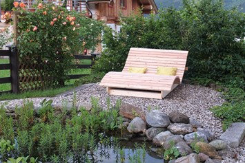 Rollstuhl-Urlaub: Holzliege vor Schwimmteich - Villa Mandl bei Zell am See Pool Sauna Hunde erl. Rollstuhlgängig