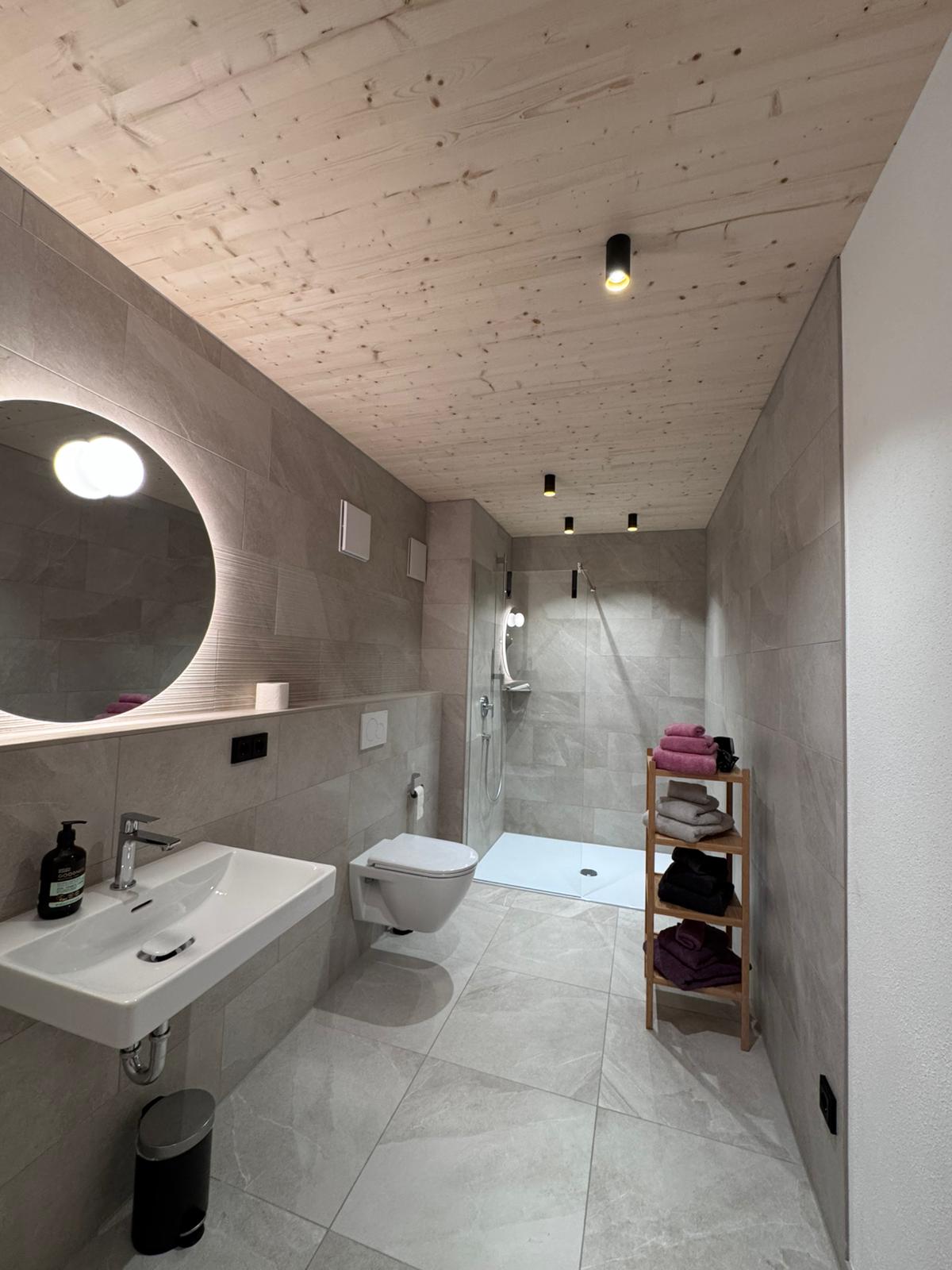 Rollstuhl-Urlaub: Bad - Rosenhof Pfingstrose