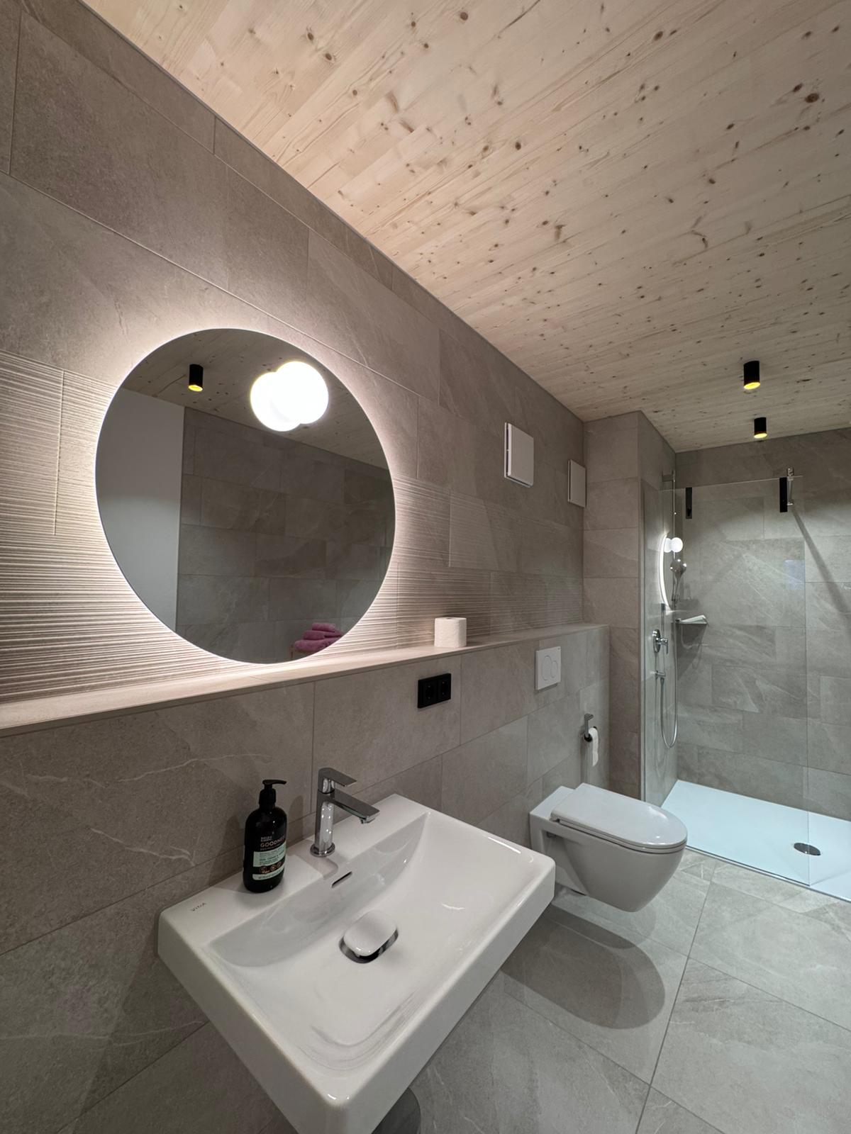 Rollstuhl-Urlaub: Bad - Rosenhof Pfingstrose