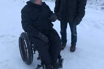 Rollstuhl-Urlaub: The "Wheelblades" attached to front wheels help you move through the snow - The Friendly Moose Lapland