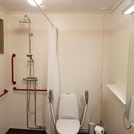 Rollstuhl-Urlaub: Both of our apartments have acesssible roll-in wetrooms, although one is slightly on the small side so more suited to guests who can stand and make their own way to the shower chair.  - The Friendly Moose Lapland