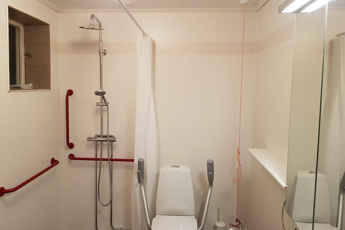 Rollstuhl-Urlaub: Both of our apartments have acesssible roll-in wetrooms, although one is slightly on the small side so more suited to guests who can stand and make their own way to the shower chair.  - The Friendly Moose Lapland