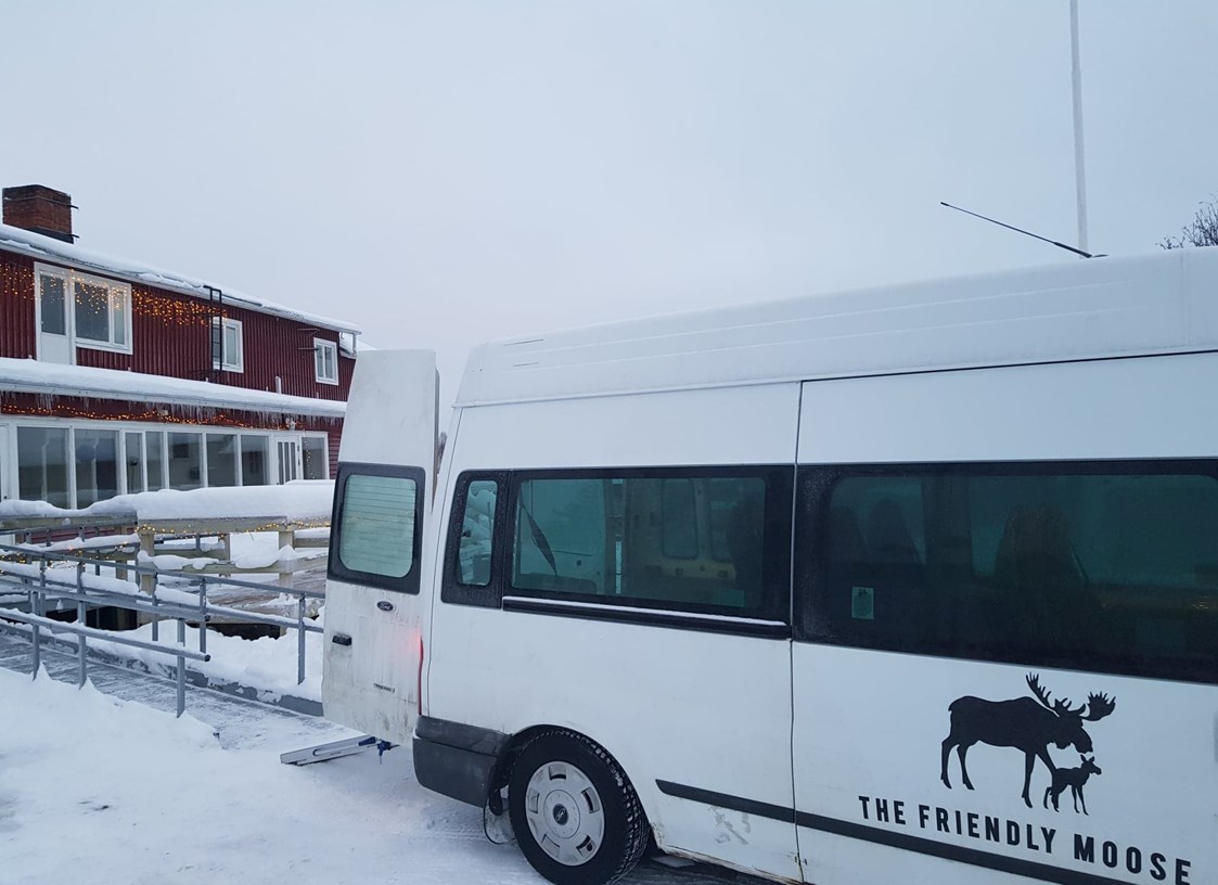 Rollstuhl-Urlaub: Airport transfers and all travel throughout your winter holiday is on our wheelchair-adapted high-roof minibus. We have 9 seats, plus space for 2 passengers to travel in their own wheelchair. The Friendly Moose has ramp access and all guest accommodation is on the ground floor. - The Friendly Moose Lapland