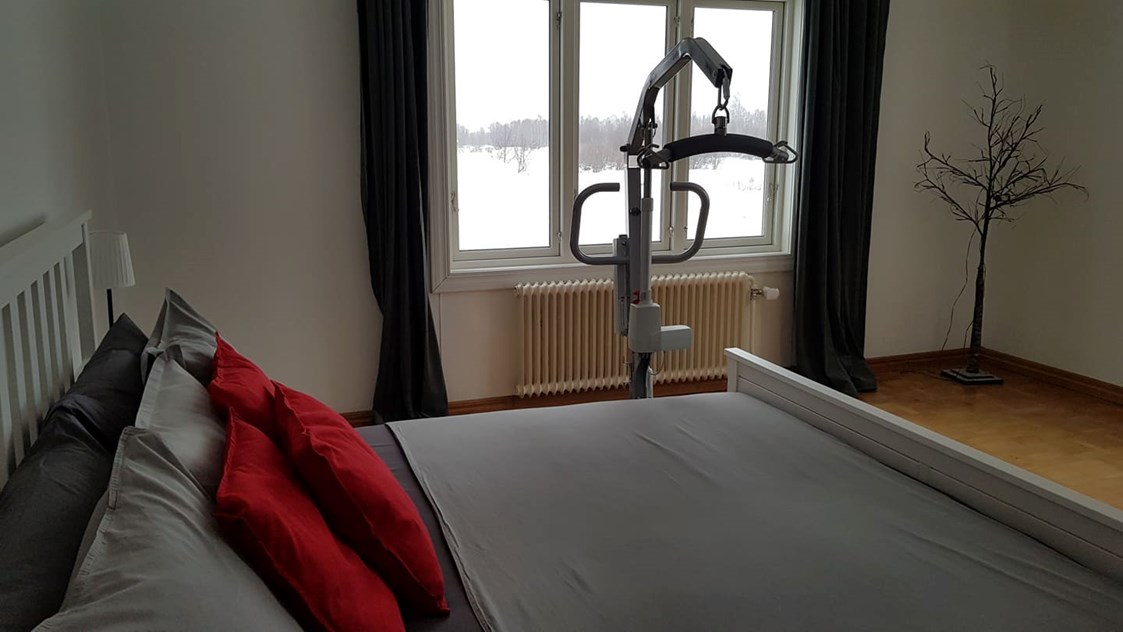 Rollstuhl-Urlaub: We have a portable hoist available for guest use, although you will need to bring your own sling. Max user weight 180 kg. - The Friendly Moose Lapland