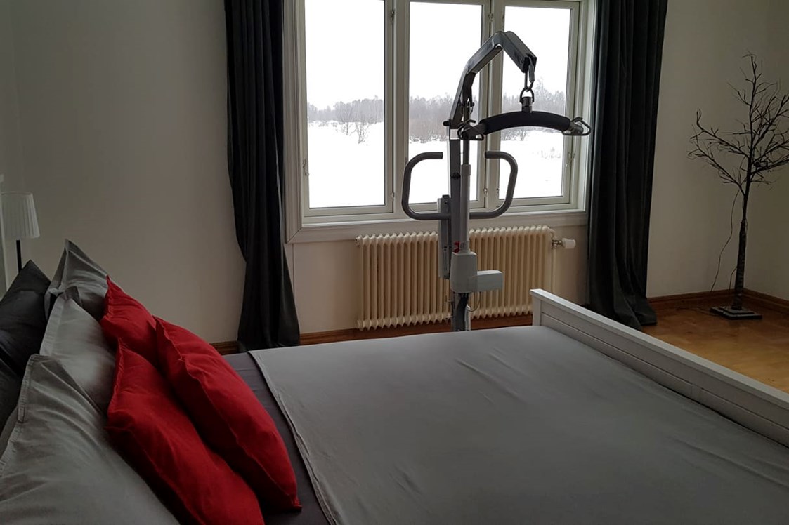 Rollstuhl-Urlaub: We have a portable hoist available for guest use, although you will need to bring your own sling. Max user weight 180 kg. - The Friendly Moose Lapland